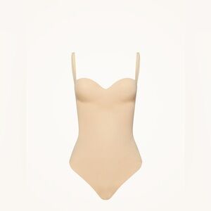 WOLFORD MATE DE LUXE FORM STRING BODY IN POWDER BEIGE